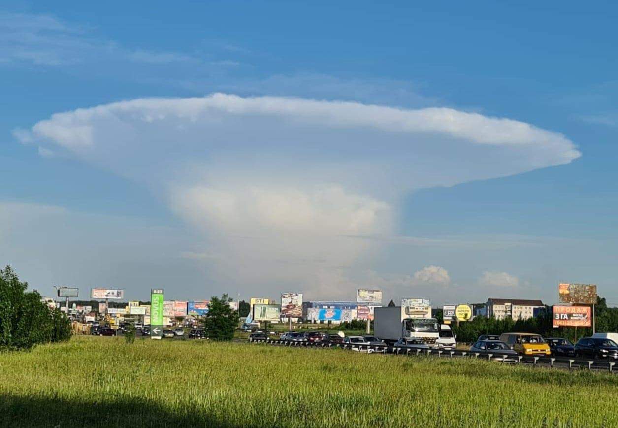 У Києві сфотографували гігантську хмару у вигляді ядерного гриба