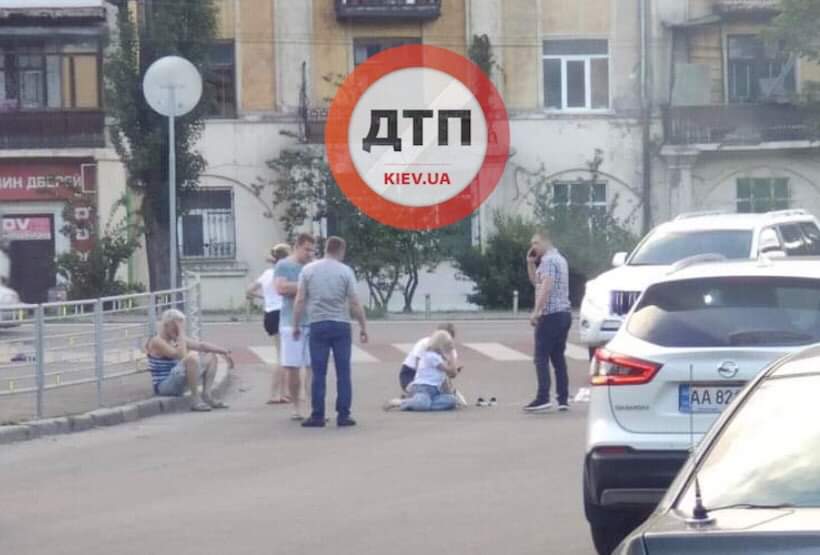 В Киеве на улице Преображенской произошло ДТП с пострадавшими: легковой автомобиль сбил женщину