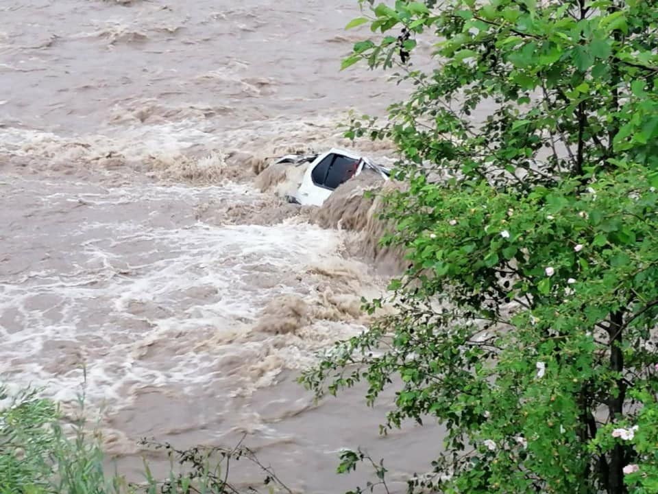 Жахлива трагедія на Івано-Франківщині - вночі два автомобілі впали у річку: двоє людей загинуло