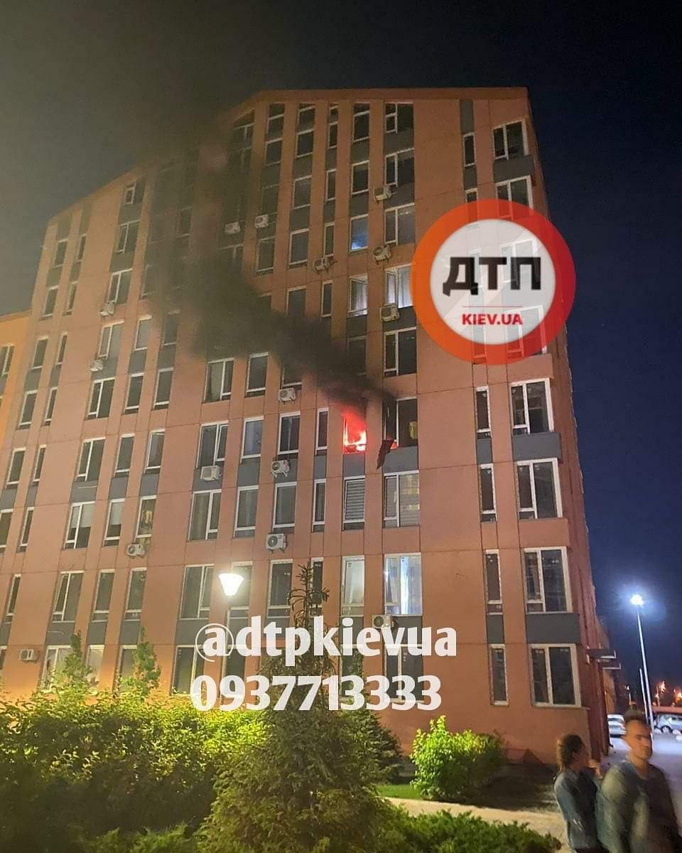 В Киеве на улице Регенераторной произошел серьезный пожар в ЖК Комфорт Таун: из-за короткого замыкания микшера сгорела квартира