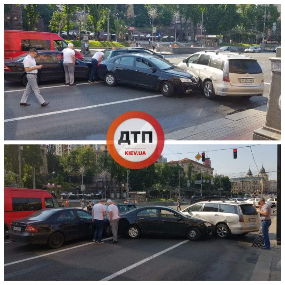 В центре Киева произошло серьезное ДТП с участием четырех легковых автомобилей: движение на Крещатику перекрыто