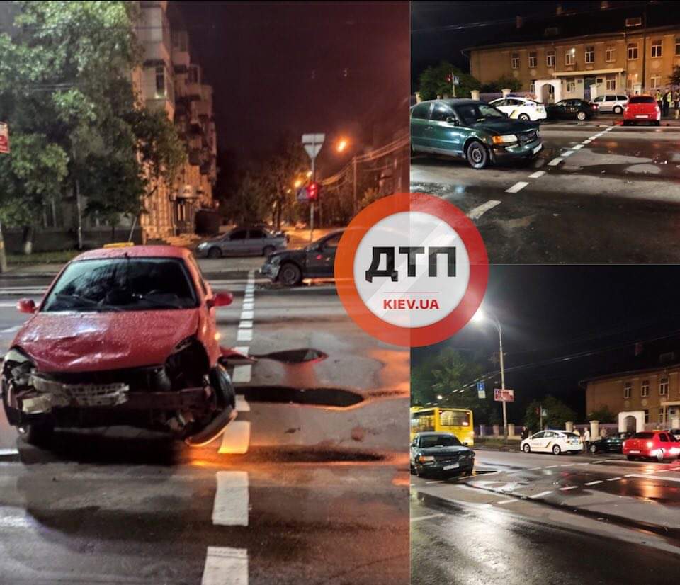 В Киеве на улице Строителей произошло серьезное ДТП с пострадавшими: автомобиль Volkswagen на перекрестке протаранил Renault