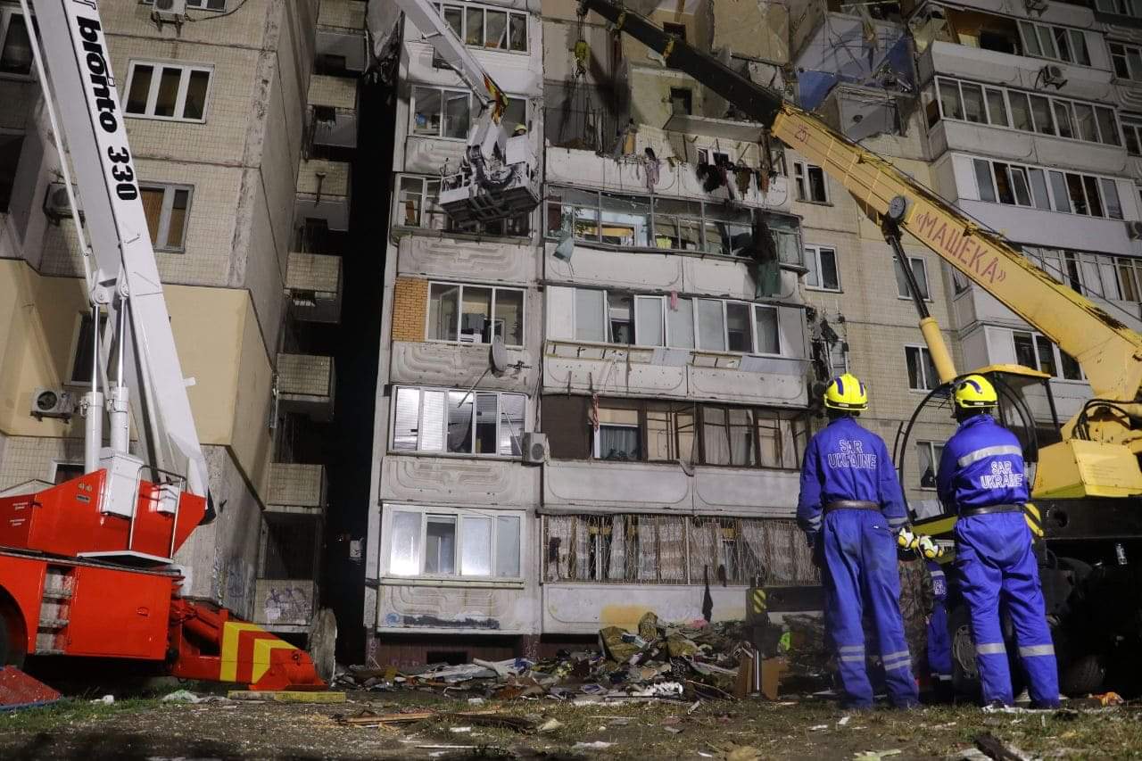 У Києві на Позняках під завалами зруйнованого будинку знайдено п'ятого загиблого