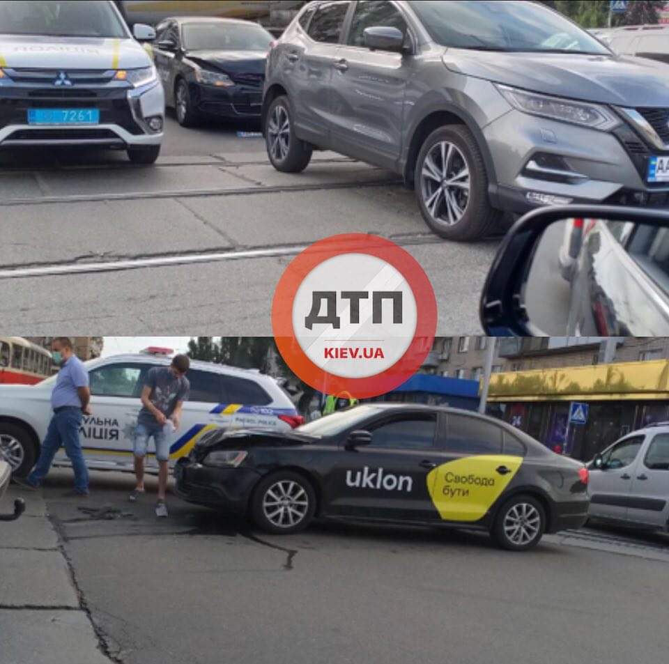 В Киеве на Дарницкой площади произошло ДТП - автомобиль такси Uklon на трамвайных путях протаранил Nissan: движение трамваев перекрыто