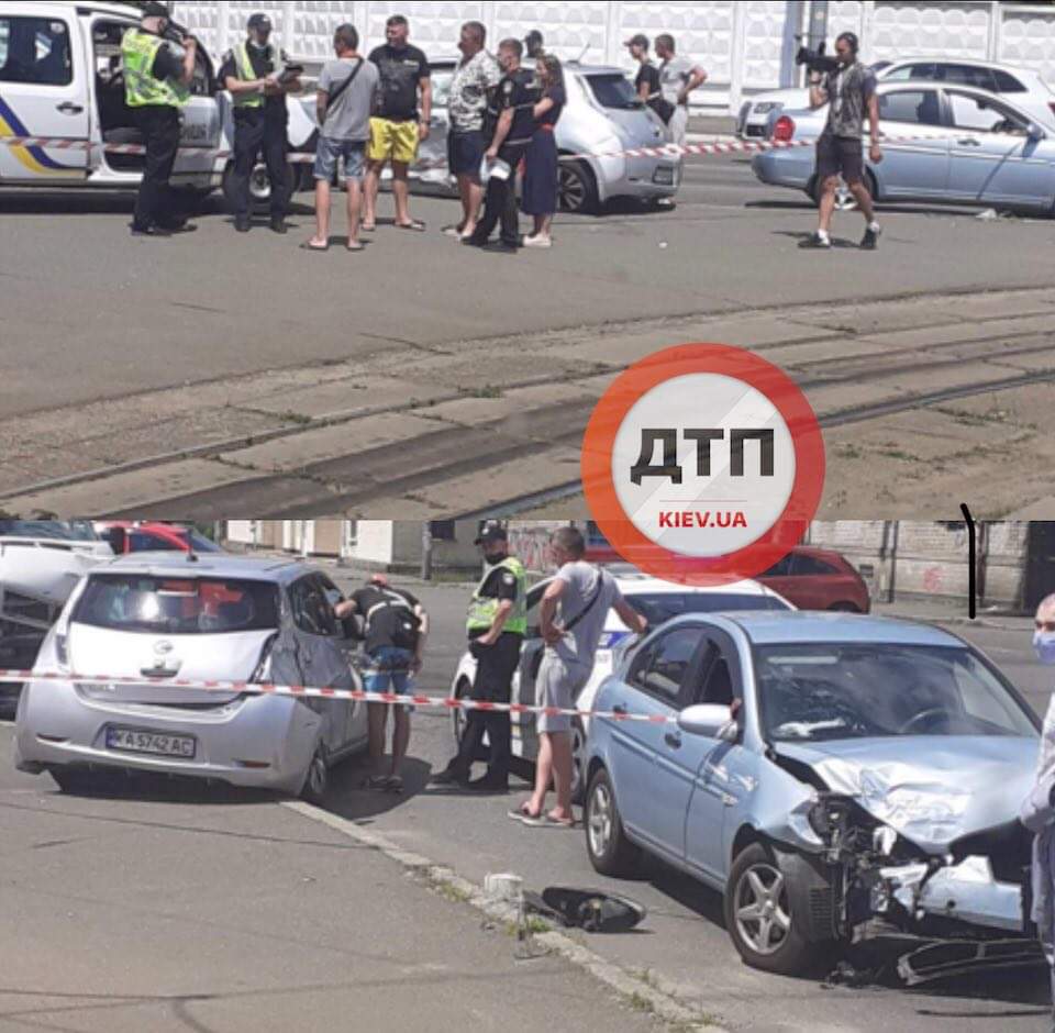 В Киеве на перекрестке улиц Усенко и Сосюры произошло ДТП с участием двух легковых автомобилей