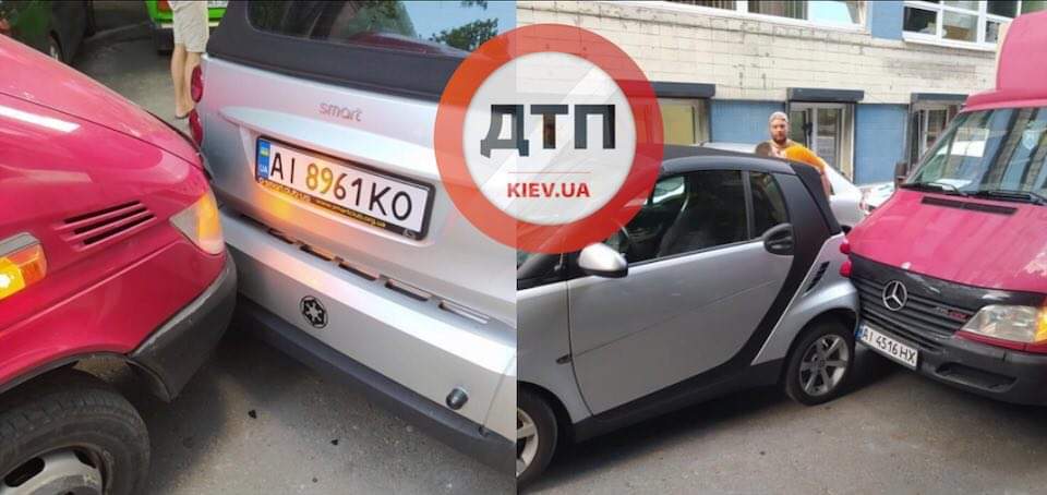 В Киеве на Музейном переулке автомобиль Smart без водителя устроил ДТП