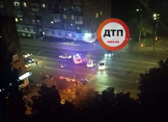 В Киеве на перекрестке улиц Выборгской и Вадима Гетьмана произошло серьезное мото ДТП - автомобиль сбил курьера Glovo