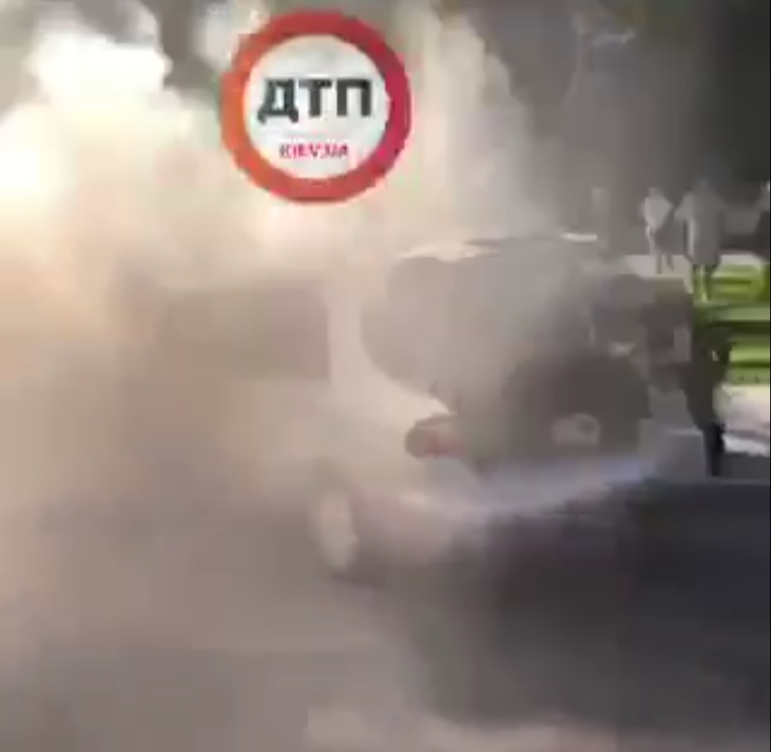 В Киеве на Одесской площади произошел серьезный пожар: на ходу загорелся автомобиль Daewoo