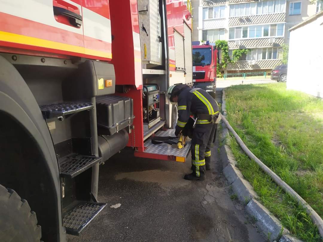 У Києві на провулку Польовому сталася серйозна пожежа у квартирі на 5 поверсі