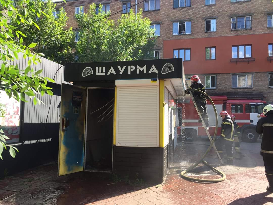 У Києві на вулиці Фучика сталася пожежа: загорівся металевий кіоск з шаурмою
