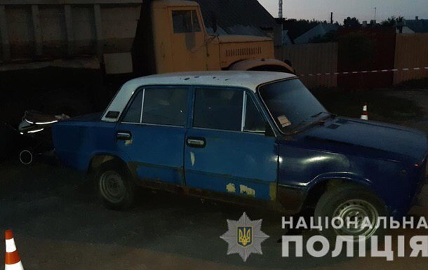 В Харькове произошло жуткое смертельное ДТП - автомобиль ВАЗ задним ходом наехал на детскую коляску, в которой находился маленький ребенок