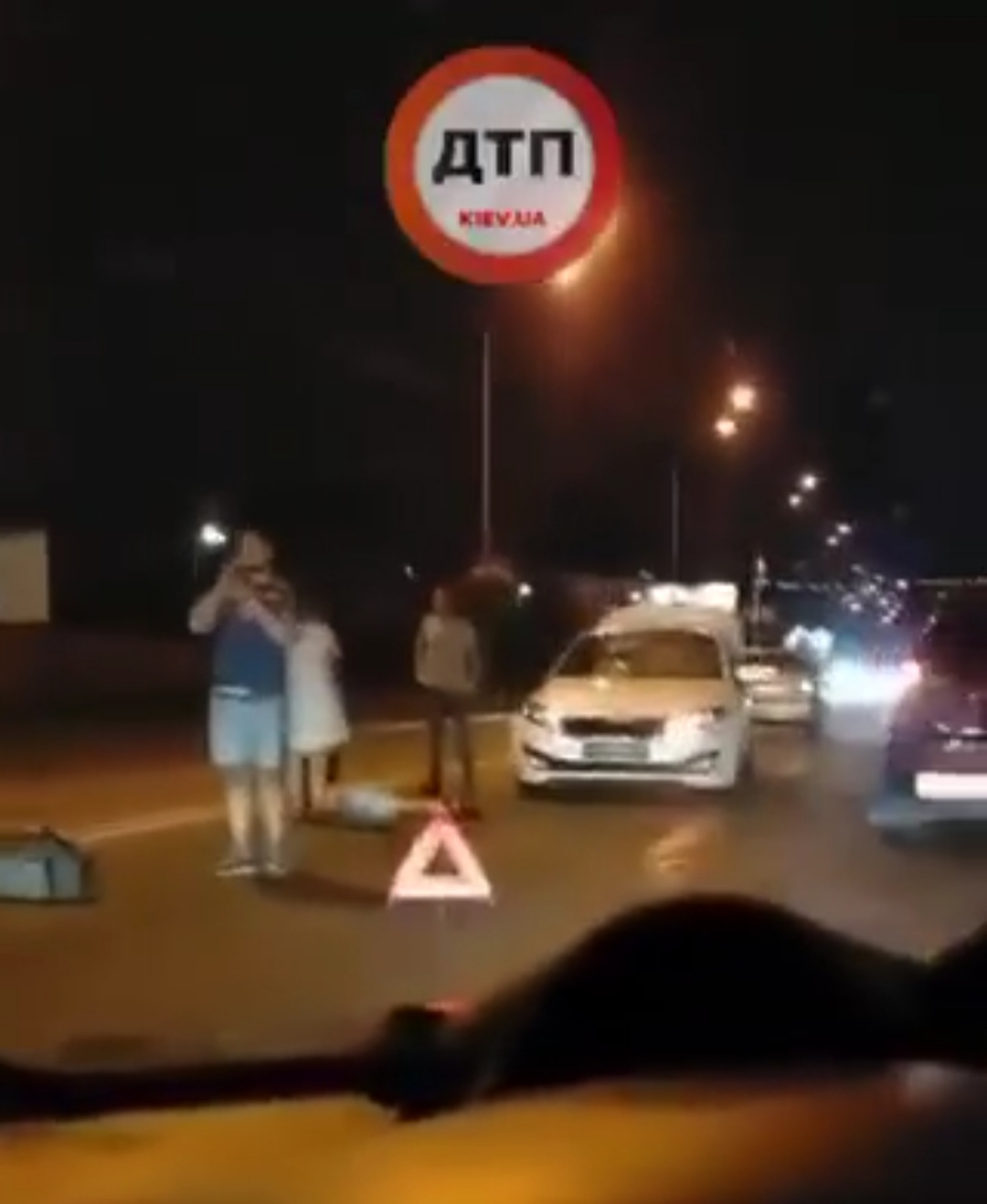 В Киеве на Броварском проспекте произошло серьезное ДТП с пострадавшими: автомобиль сбил пешехода