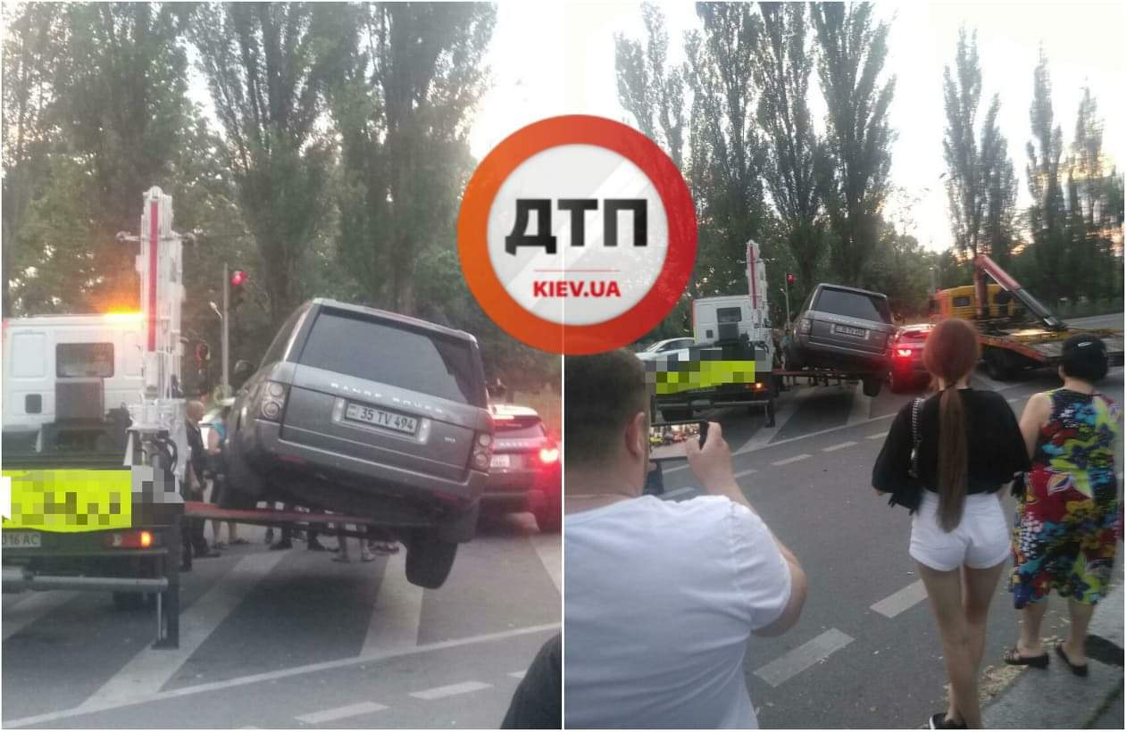 В Киеве на Русановской Набережной с эвакуатора мало не упал автомобиль Range Rover на еврономерах