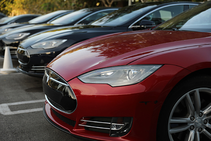 В Германии мужчина случайно купил сразу 27 автомобилей Tesla и запаниковал
