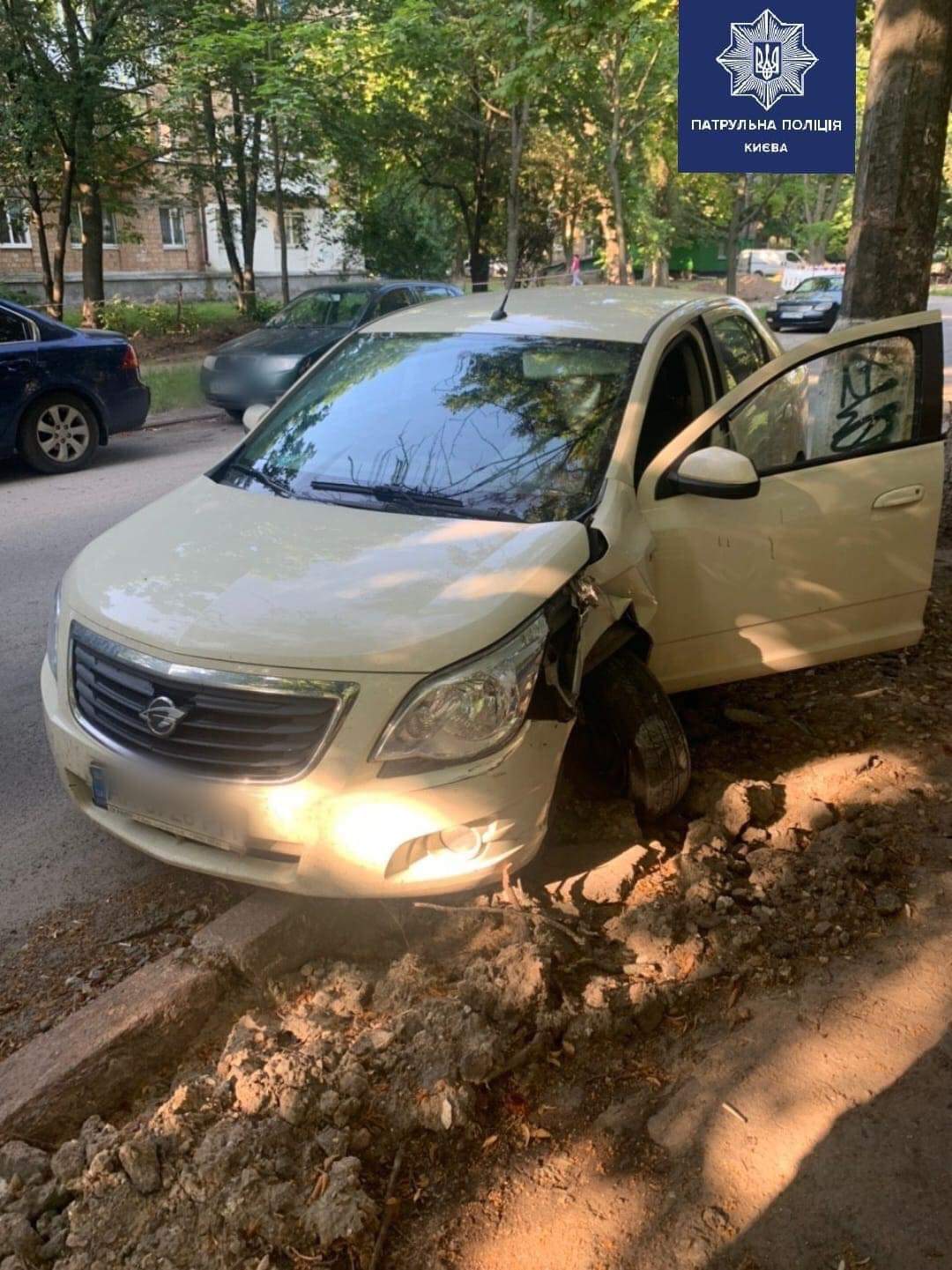 У Києві на вулиці Академіка Білецького п'яний водій розтрощив автомобіль Ravon, заскочивши на бордюр