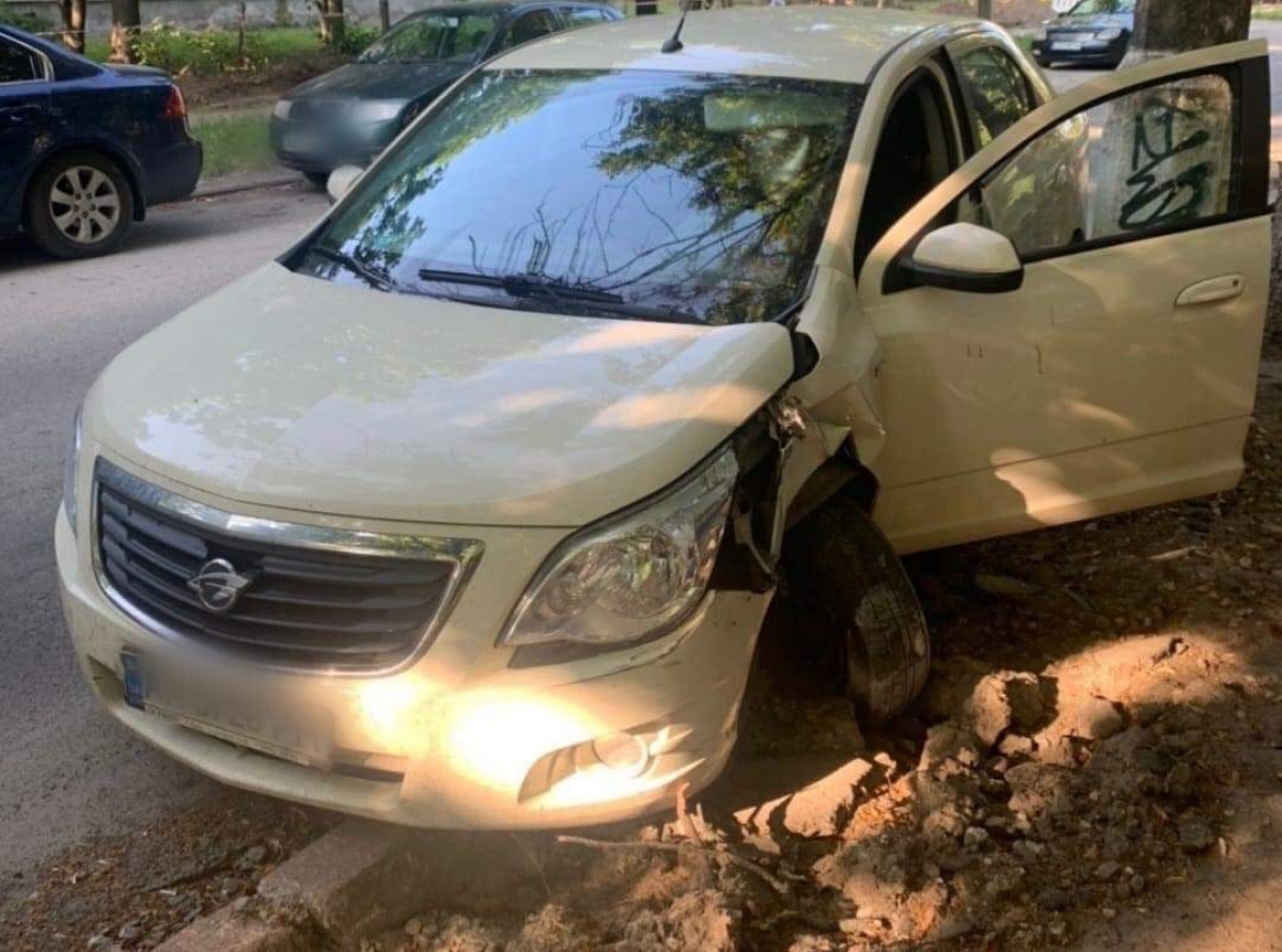 У Києві на вулиці Академіка Білецького п'яний водій розтрощив автомобіль Ravon, заскочивши на бордюр