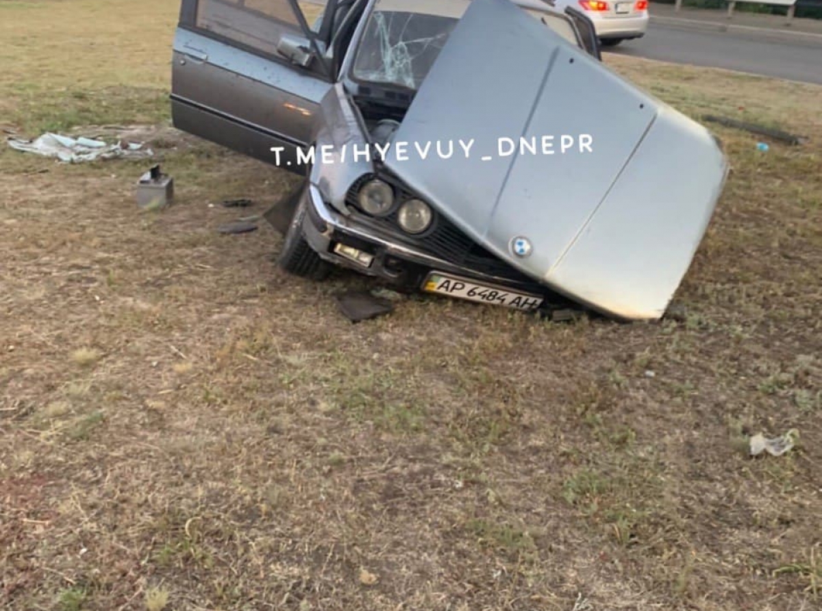 В Днепре произошло серьезное ДТП - пьяный водитель BMW перевернулся с мота и чуть не убил троих детей