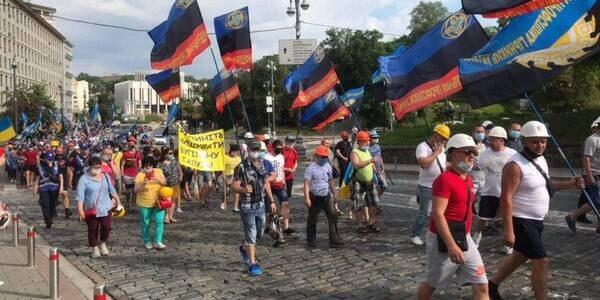 У центрі Києва відбувається попереджувальна акція протесту: профспілки перекрили рух