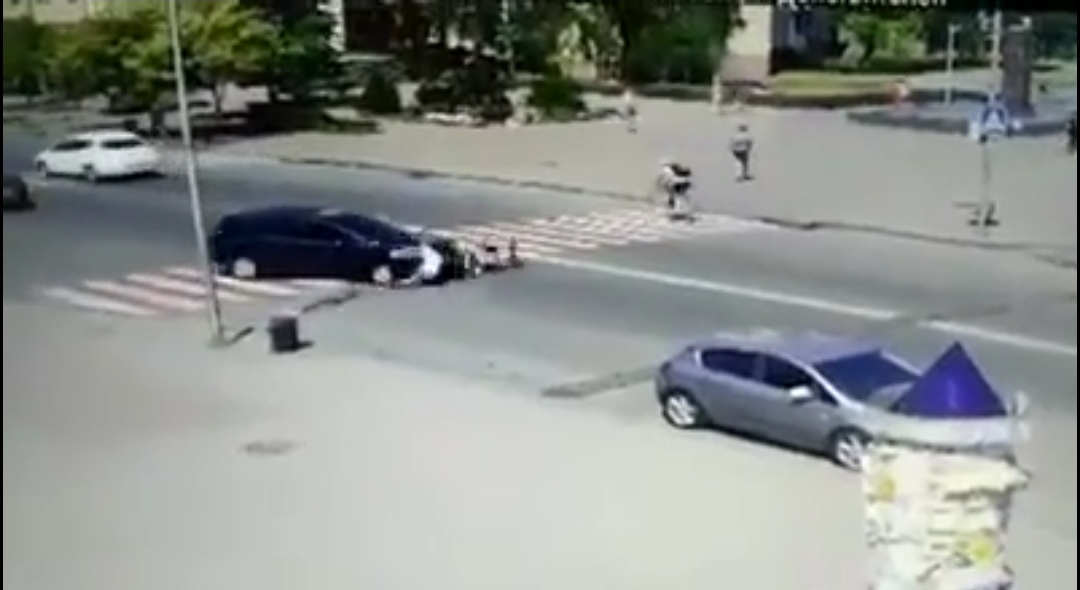 ДТП на Київщині: водій Ford Focus наїхав на матір з малюком на зебрі