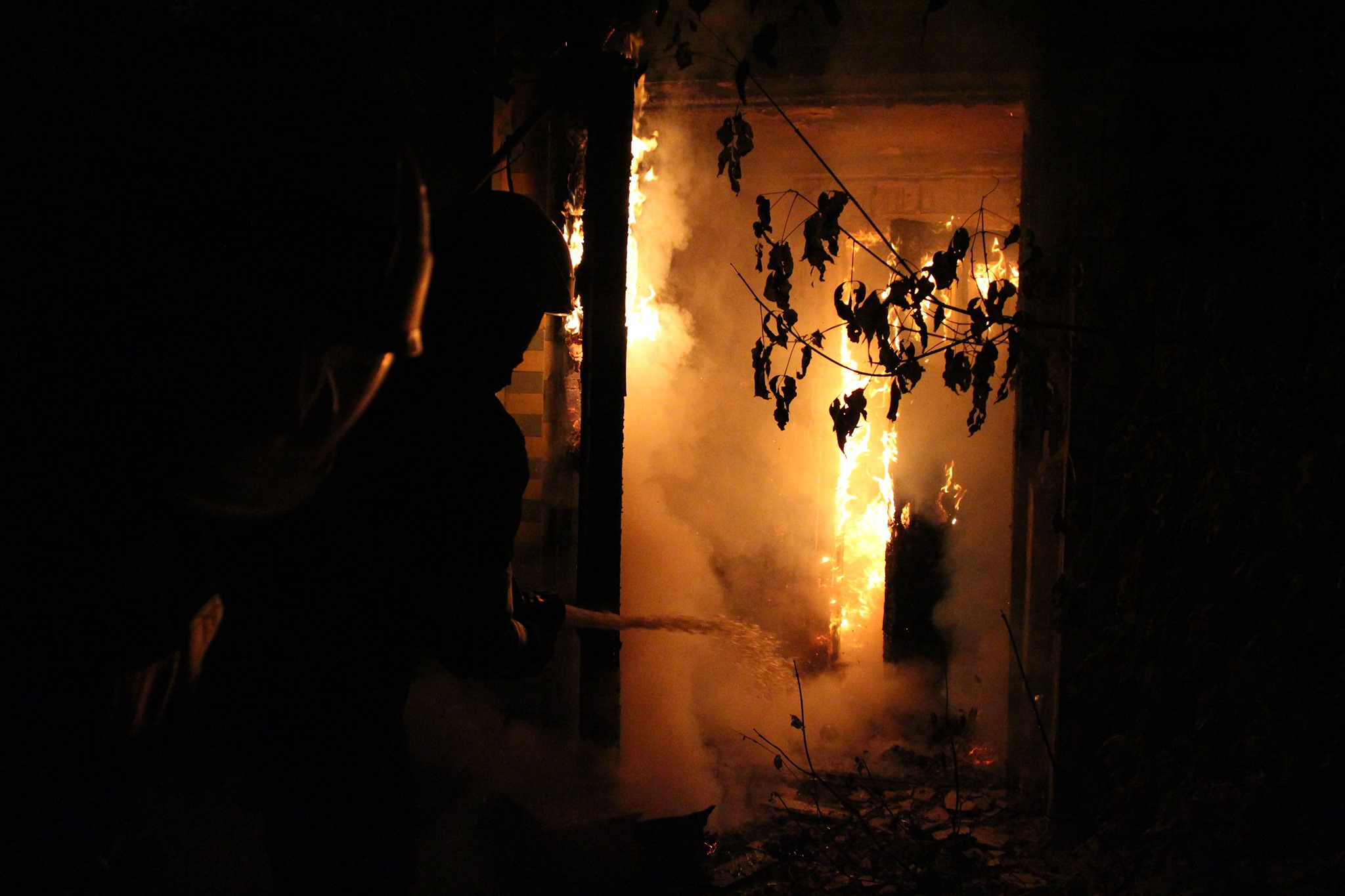 У Києві на вулиці Старонаводницькій сталася пожежа у закинутій будівлі