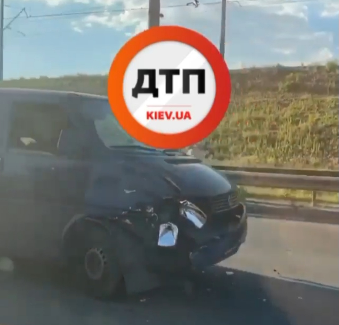 В Киеве на Дарницком шоссе произошло серьезное ДТП: столкнулись два буса