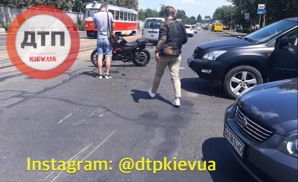 В Киеве на улице Привокзальной произошло ДТП - автомобиль Lexus сбил пилота мотоцикла