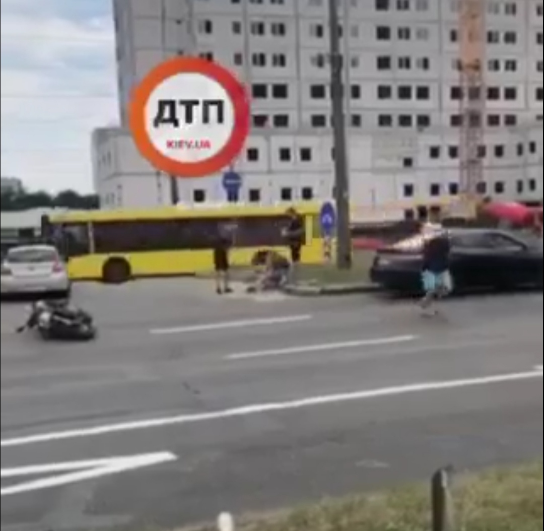 В Киеве на проспекте Роман Шухевича произошло серьезное мото ДТП - автомобиль столкнулся с байком