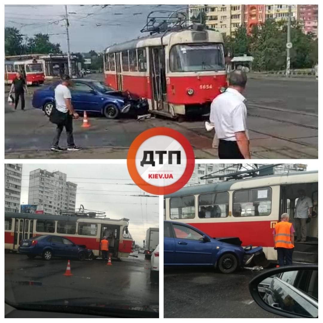 В Киеве на Троещине произошло ДТП с участием трамвая и автомобиля Chevrolet