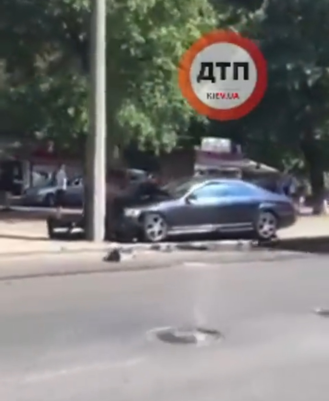 В Киеве на Отрадном бухой мойщик угнал Mercedes и разбил его об столб