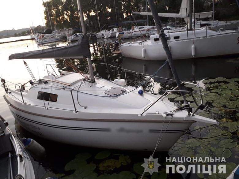 В Киеве разыскивают черную моторную лодку, которая на Днепре врезалась в яхту и скрылась