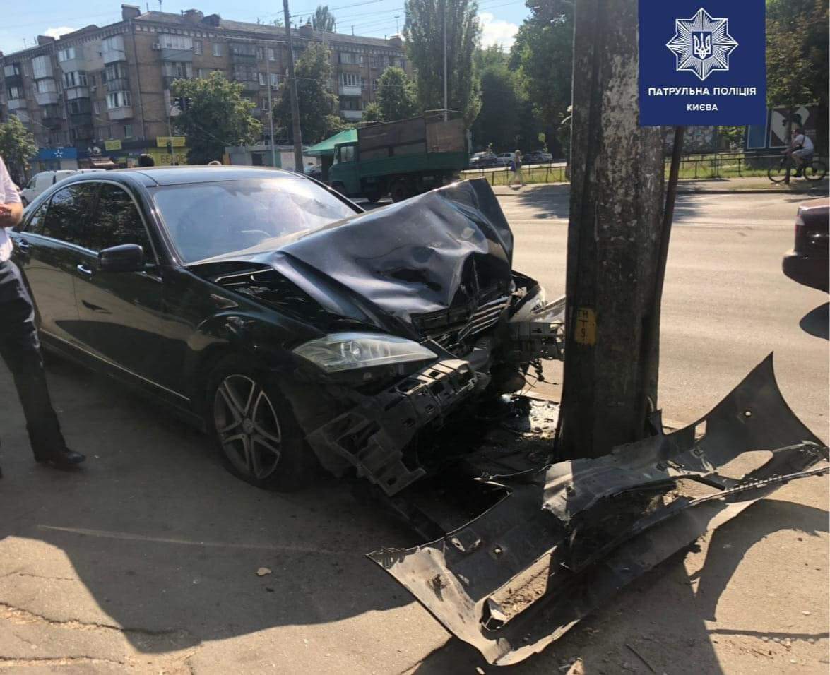 У Києві на проспекті Відрадному п'яний автомийник викрав Mercedes клієнта та потрапив в ДТП
