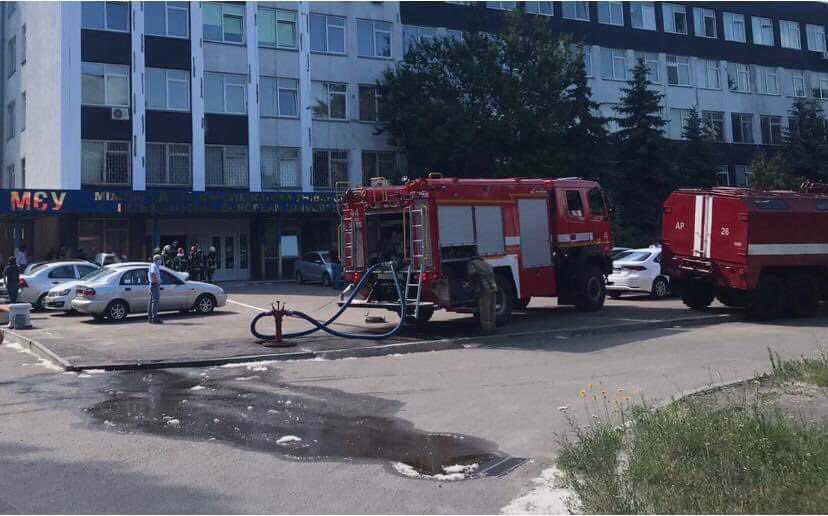 У Києві на проспекті Глушкова сталася серйозна пожежа в лабораторії через коротке замикання