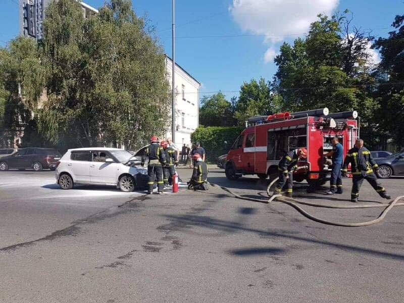 У Києві на вулиці Василя Липківського сталася пожежа: посеред дороги загорівся автомобіль Skoda Fabia