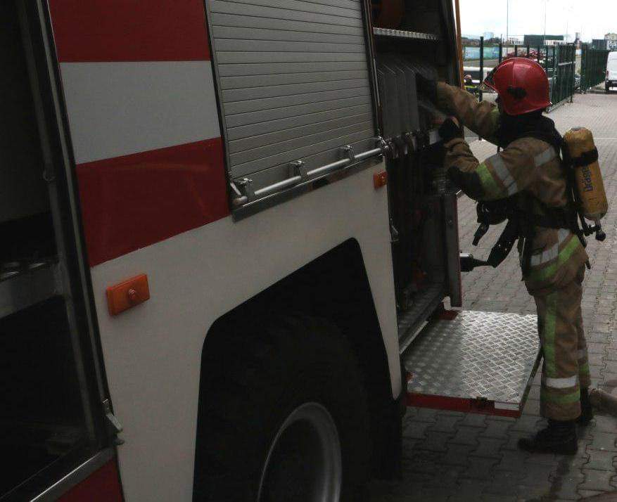 У Києві на вулиці Радунській сталася пожежа: загорівся припаркований автомобіль "Славута"