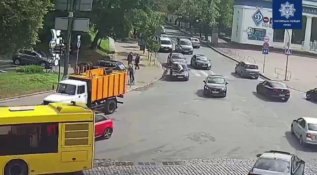 У Києві на вулиці Грушевського сталося ДТП з постраждалими - велосипедист, виїжджаючи з парку, на великій швидкості врізався в проїжджаючий автомобіль