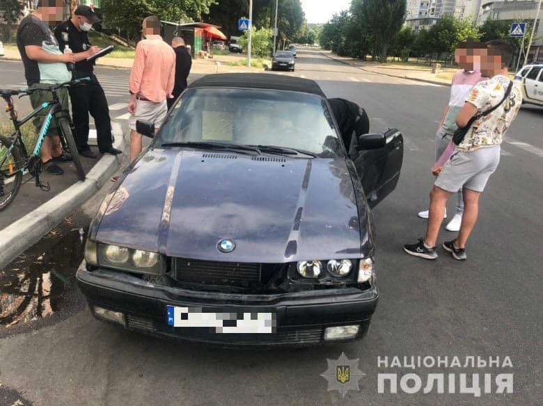 У Києві на вулиці Ушакова поліцейські затримали чоловіка, який викрав автомобіль BMW, не зміг його завести і попросив іншого водія відбуксирувати його на СТО