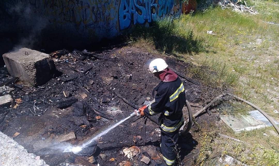 У Києві за минулу добу рятувальники 6 разів гасили пожежі сміття