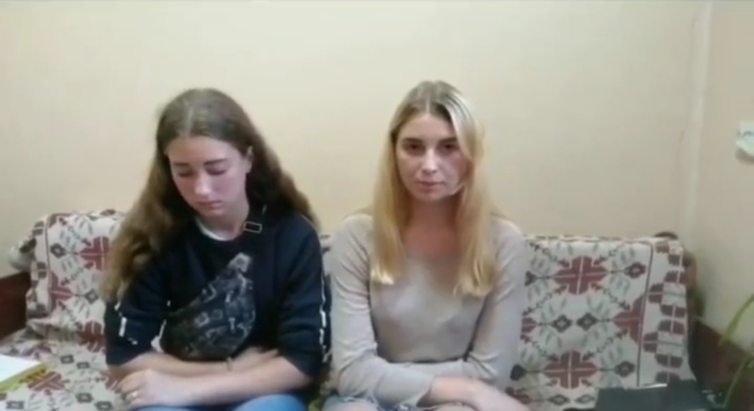 Полиция задержала девушек-вандалов, которые вырывали оконные рамы в электропоезде в Днепропетровской области