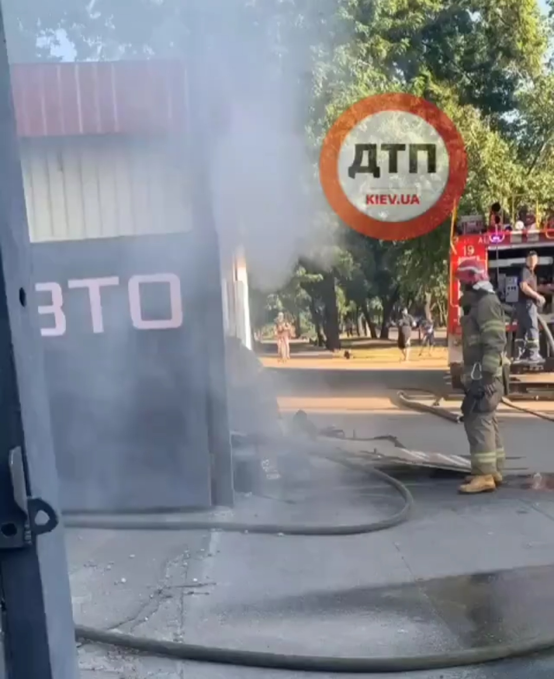 В Киеве на улице Магнитогорской произошел серьезный пожар в магазине автозапчастей