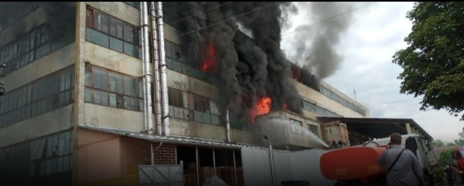 У Чернівцях спалахнула масштабна пожежа на фабриці