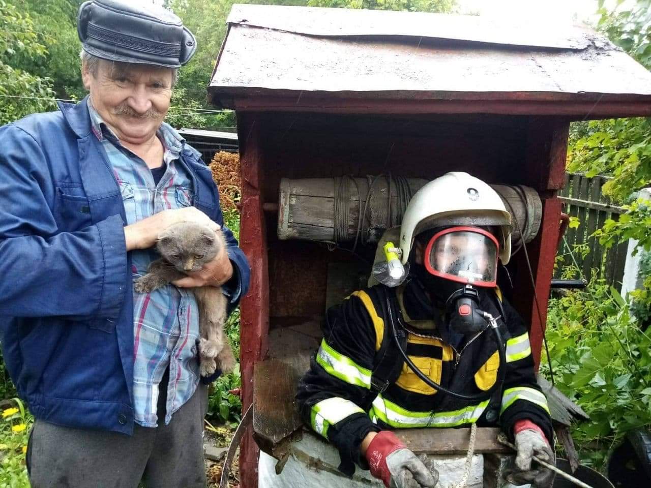 На Полтавщині рятувальники витягли кота з 12-метрового колодязя
