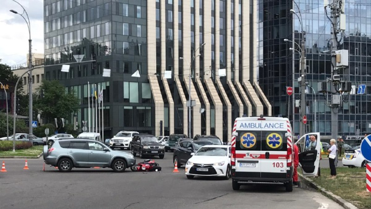 Мото ДТП в Киеве на Леси Украинки - мопедист попал под автомобиль Toyota