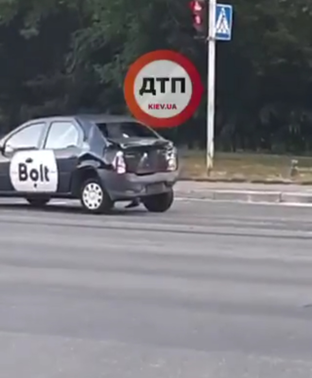 В Киеве на проспекте Лобановского произошло серьезное ДТП - грузовик врезался в автомобиль такси Bolt