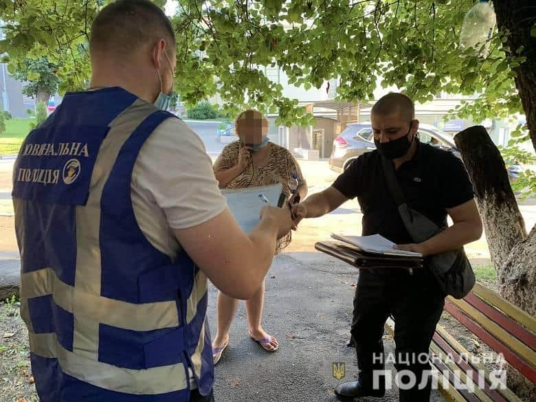 У Києві на Подолі 2-річна дівчинка отруїлася алкоголем: матір в цей час пиячила з сусідами