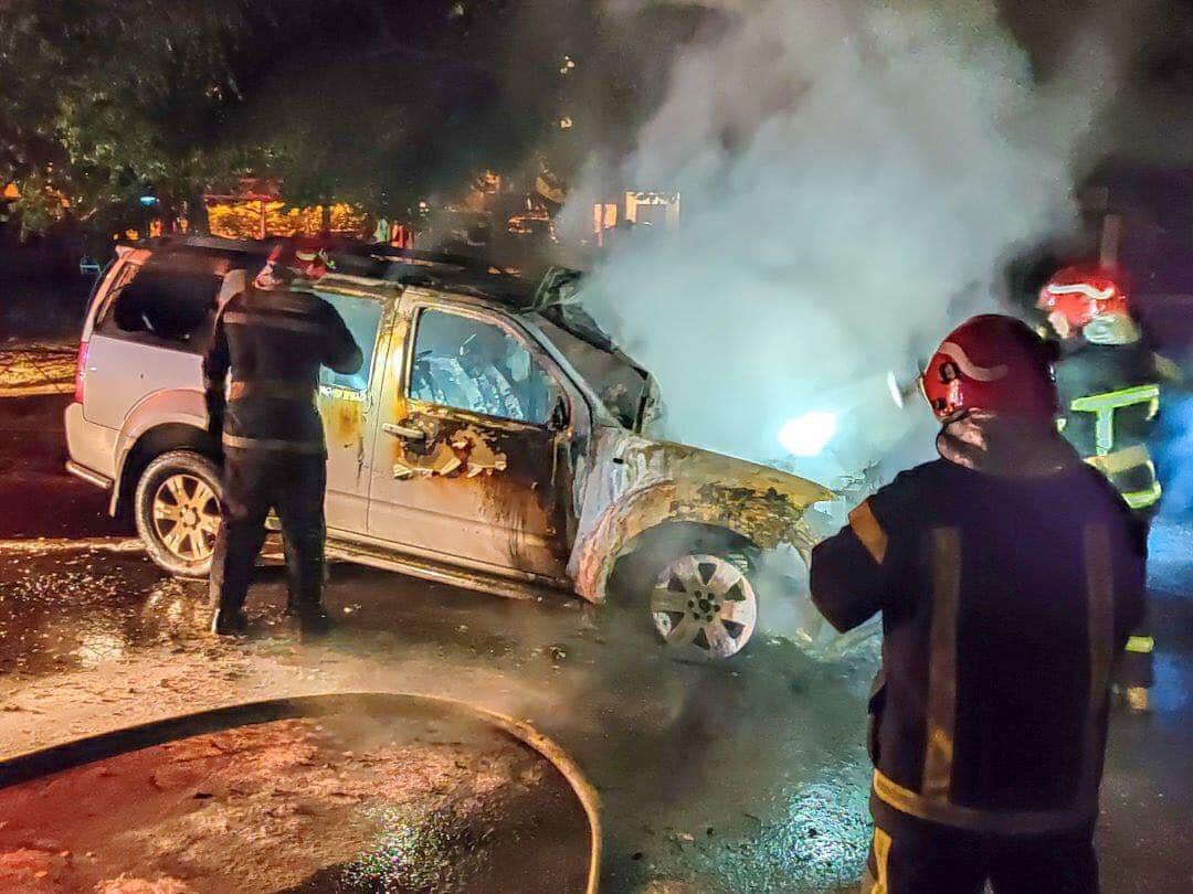 У Києві на проспекті Бажана сталася серйозна пожежа - у дворі згорів автомобіль Suzuki Grand Vitara