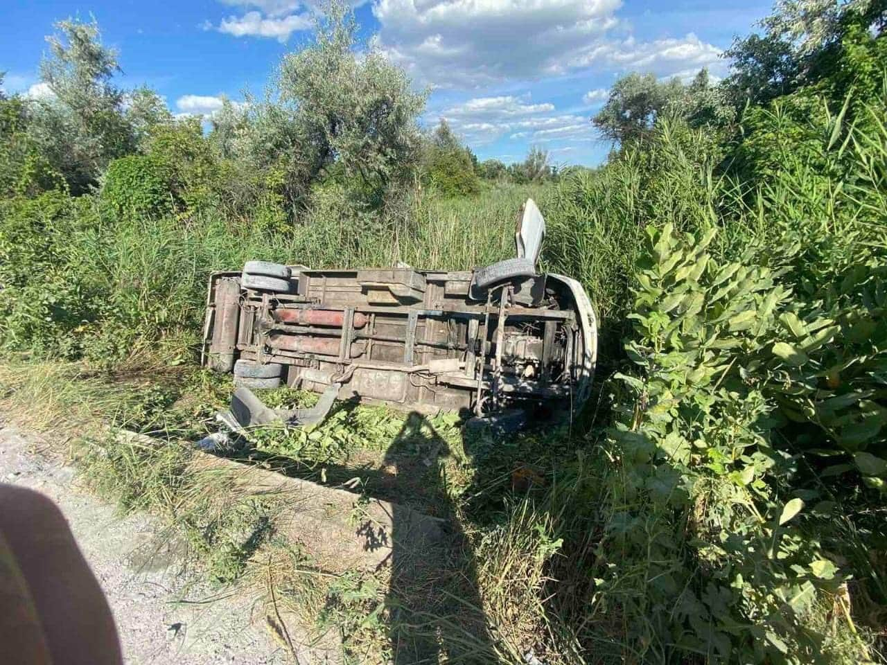 На Дніпропетровщині сталася серйозна ДТП - автобус вилетів в кювет і перевернувся: 15 пасажирів отримали травами