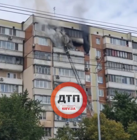 В Киеве на Троещине серьезный пожар в квартире многоэтажки: женщина сгорела заживо
