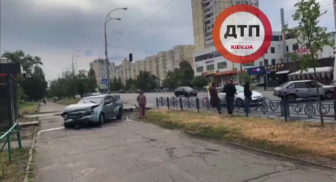 В Киеве на Героев Днепра произошло серьезное ДТП - столкнулись два автомобиля, один вылетел на тротуар