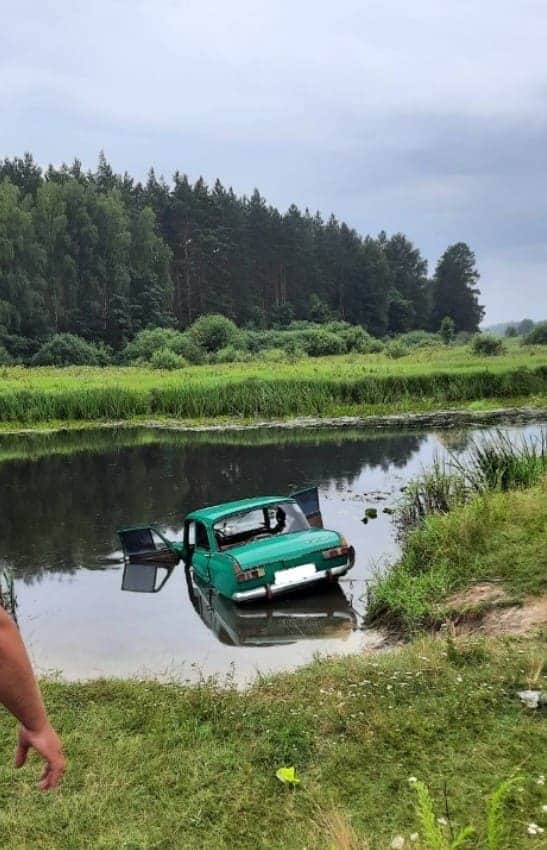 ДТП под Житомиром - машина вылетела в водоём, водитель погиб