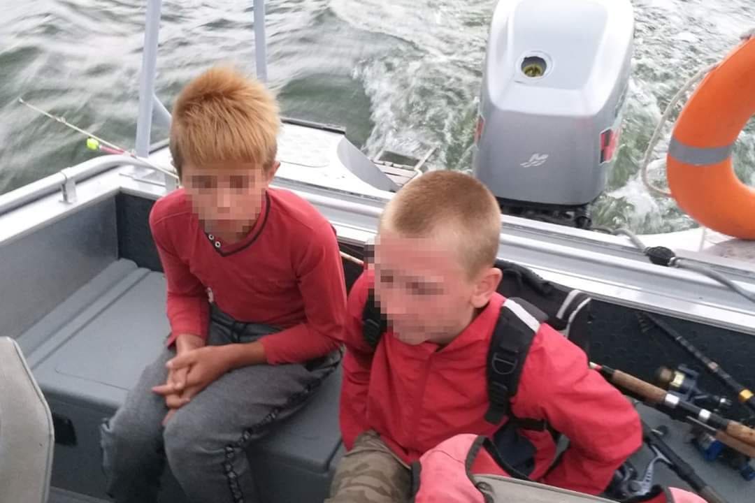 Двоє дітей на човні ледь не потонули у водах Дністра